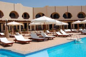 leżaki przy basenie Aida Sharm