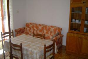 stolik w apartamencie