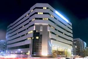 Avari Dubai nocą