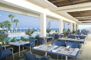 restauracja przy basenie