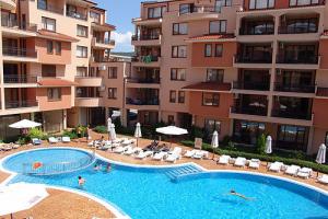 basen Efir Holiday