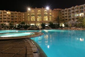 hotel El Mouradi El Menzah wieczorem