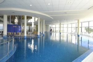 basen kryty w Golden Beach