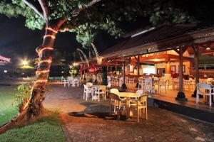 hotel Putri Bali wieczorem