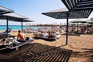 leżaki na plaży
