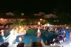 Riverside Holiday Village wiczorem