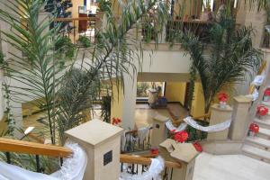 lobby Shores Amphoras