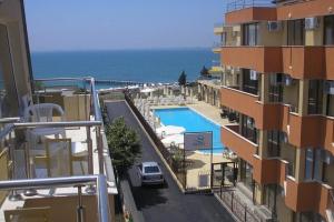 basen w hotelu obok