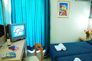 tv w pokoju hotelowym