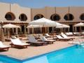 leżaki przy basenie Aida Sharm