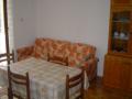 stolik w apartamencie