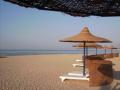 plaża przy hotelu Nefertity