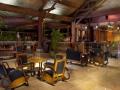 bar wieczorem