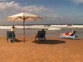 leżaki na plaży