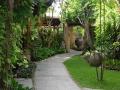 ogród hotelu Puri Bamboo